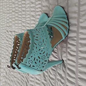 Pour La Victoire turquoise shoes